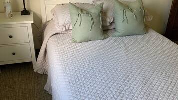 3 slaapkamers, een strijkplank/strijkijzer, gratis wifi, beddengoed