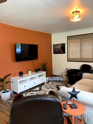 Smart TV, video games - Farm Stay with outdoor firepit, Man Cave, animals (Dallas)