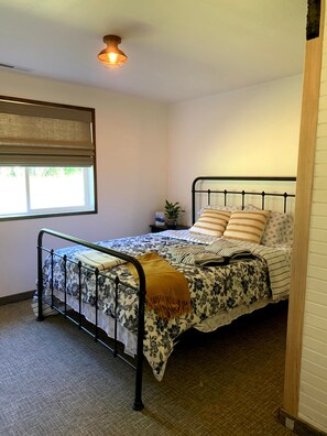 3 bedrooms, iron/ironing board, free WiFi, bed sheets - Farm Stay with outdoor firepit, Man Cave, animals (Dallas)