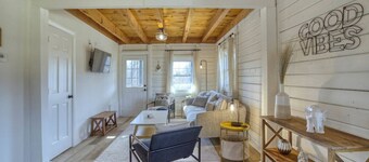 The Black Log Cabin - Hot Tub & Game Room