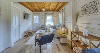 The Black Log Cabin - Hot Tub & Game Room