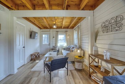 The Black Log Cabin - Hot Tub & Game Room