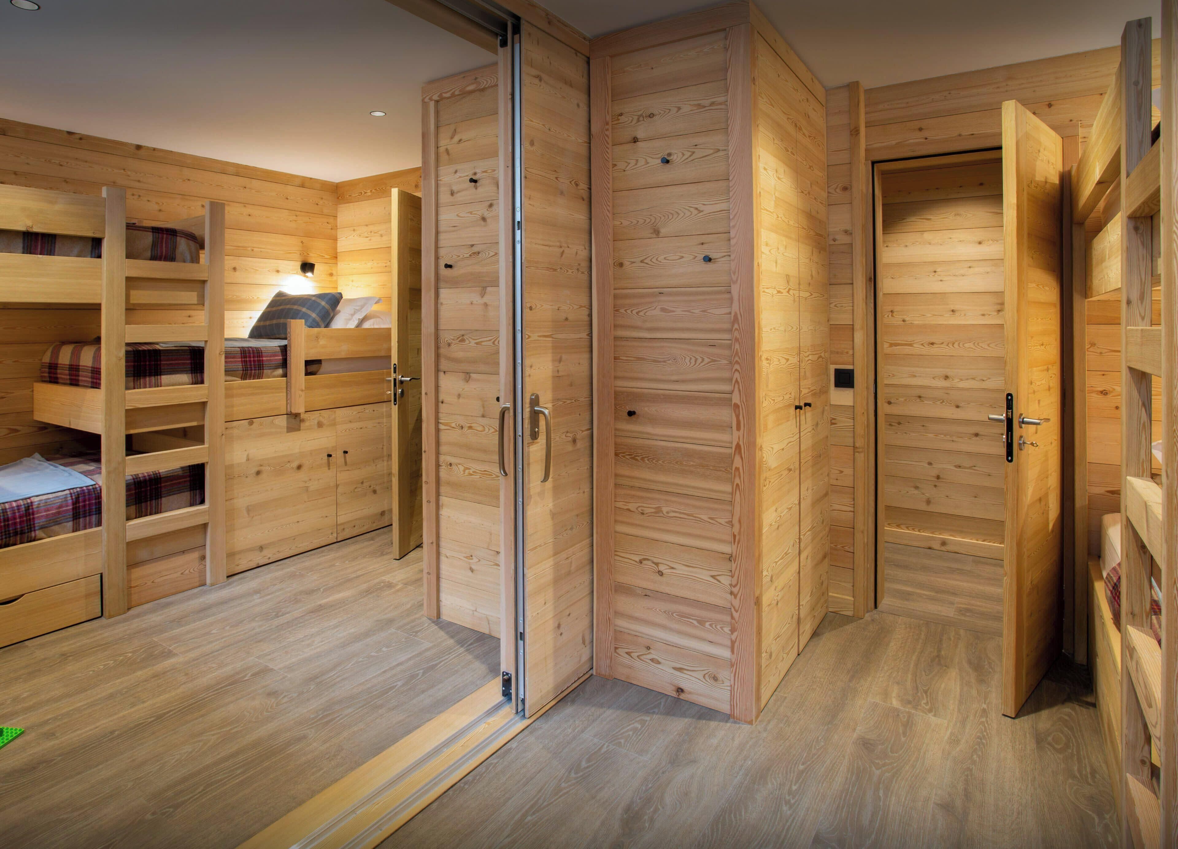 7 habitaciones, tabla de planchar con plancha, wifi y ropa de cama 