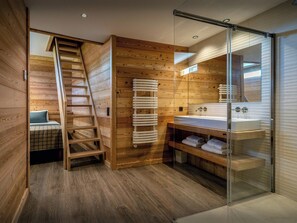 7 bedrooms, iron/ironing board, WiFi, bed sheets