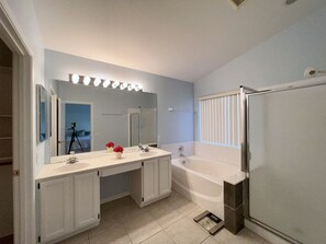 Combined shower/bathtub - Charming 3-bedroom home in a peaceful residential neighborhood (Scottsdale)