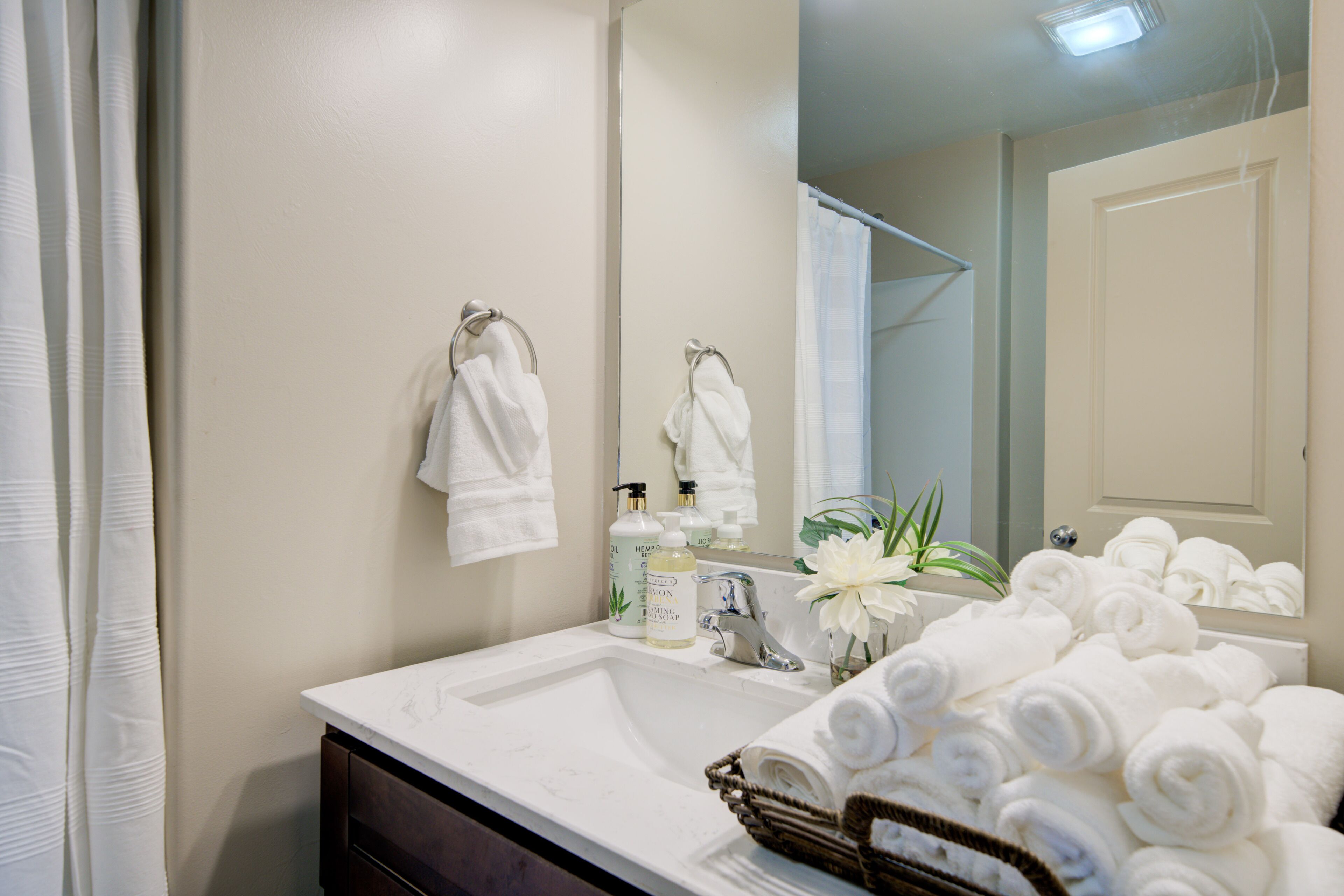 Ensemble douche/baignoire, sèche-cheveux, serviettes fournies