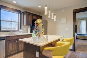 Microwave, dishwasher, coffee/tea maker, cookware/dishes/utensils - Lovely 3 bedroom Apartment in Bozeman! Unit #C  (Bozeman)
