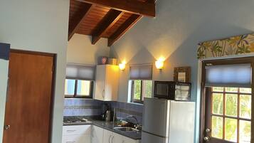 Mikrowelle, Wasserkocher mit Kaffee-/Teezubehör