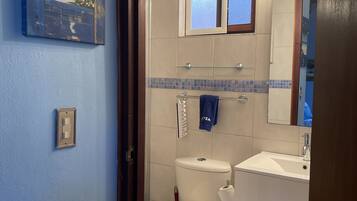 Een douche, een haardroger, handdoeken, shampoo