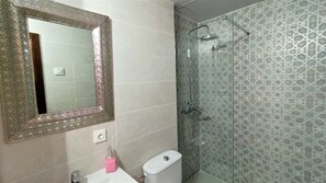 淋浴设施、吹风机、毛巾、肥皂