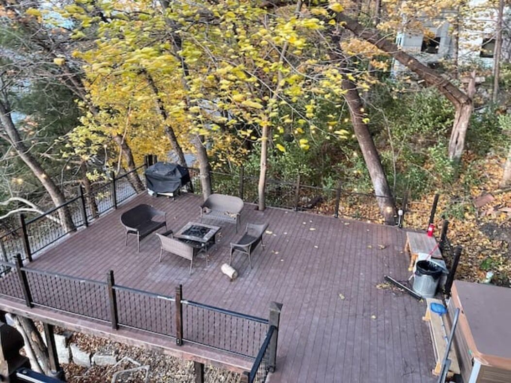 Una terraza con mobiliario exterior y un brasero.
