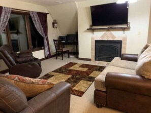 Smart-TV, Kamin, Tischfußball, Drucker