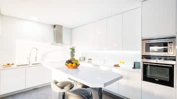 Frigorífico, microondas, horno y placa de cocina