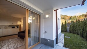 Eine moderne Küche mit einer Schiebeglastür, die auf einen Balkon führt.