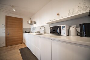 Kühlschrank, Mikrowelle, Geschirrspüler