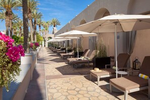 2 buitenzwembaden, zwembadcabana's (toeslag) en parasols bij het zwembad