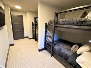 4 bedrooms, free WiFi, bed sheets