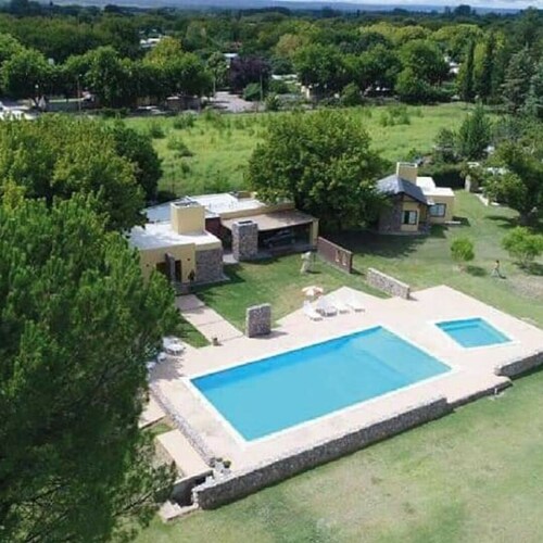 Cabañas familiares, pileta y parque tranquilo. En San Carlos, Mendoza, Argentina