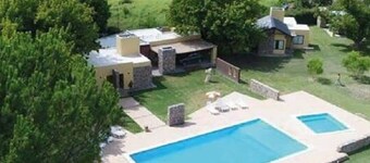 Cabañas familiares, pileta y parque tranquilo. En San Carlos, Mendoza, Argentina