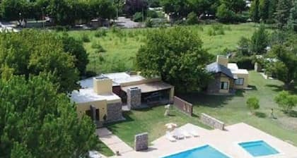 Cabañas familiares, pileta y parque tranquilo. En San Carlos, Mendoza, Argentina