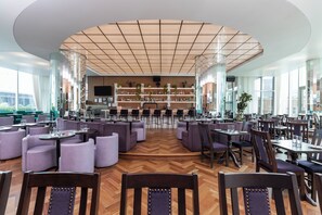 Petit déjeuner, déjeuner et dîner servis sur place