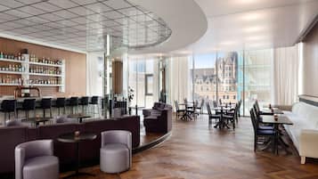 Serveert ontbijt, lunch en diner