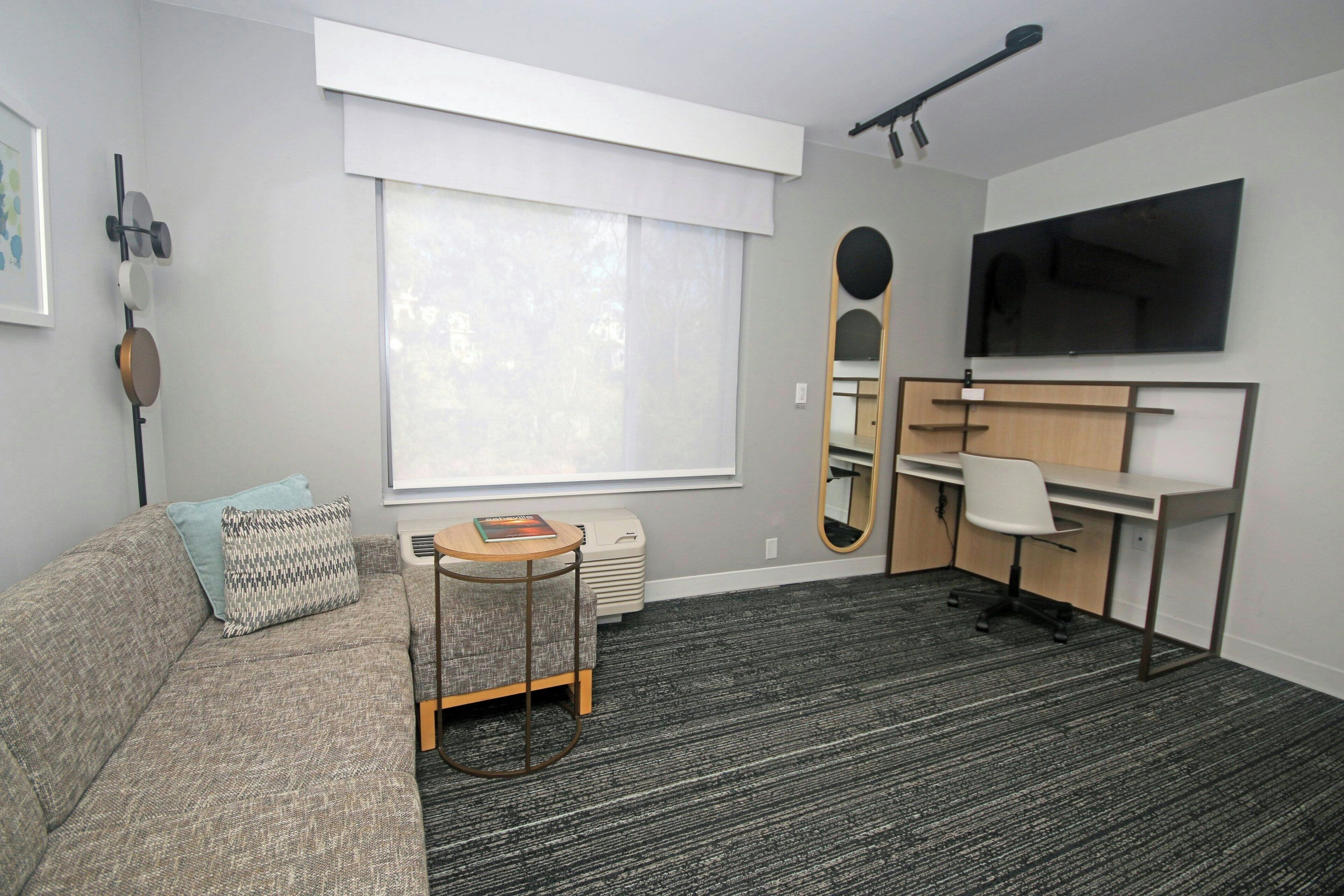 Room, 1 Bedroom | Ruang tamu | 42 inci sebuah televisyen pintar dengan digital, Netflix, Hulu