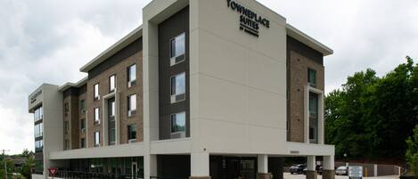 Il s'agit d'un hôtel moderne, reconnaissable à son enseigne « TownePlace Suites by Wyndham ». Il se distingue par son toit plat, ses nombreuses fenêtres et son entrée abritée.