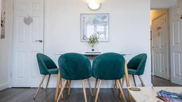 Apartment, Private Bathroom | Dining