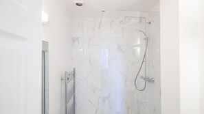 Bathroom - Modern Townhouse Apartment in Stratford Upon Avon With Wifi & Netflix (Stratford-upon-Avon)