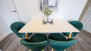 Basic Apartment, Private Bathroom | Dining - Modern Townhouse Apartment in Stratford Upon Avon With Wifi & Netflix (Stratford-upon-Avon)