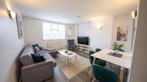 Apartment, Private Bathroom | Lounge - Modern Townhouse Apartment in Stratford Upon Avon With Wifi & Netflix (Stratford-upon-Avon)