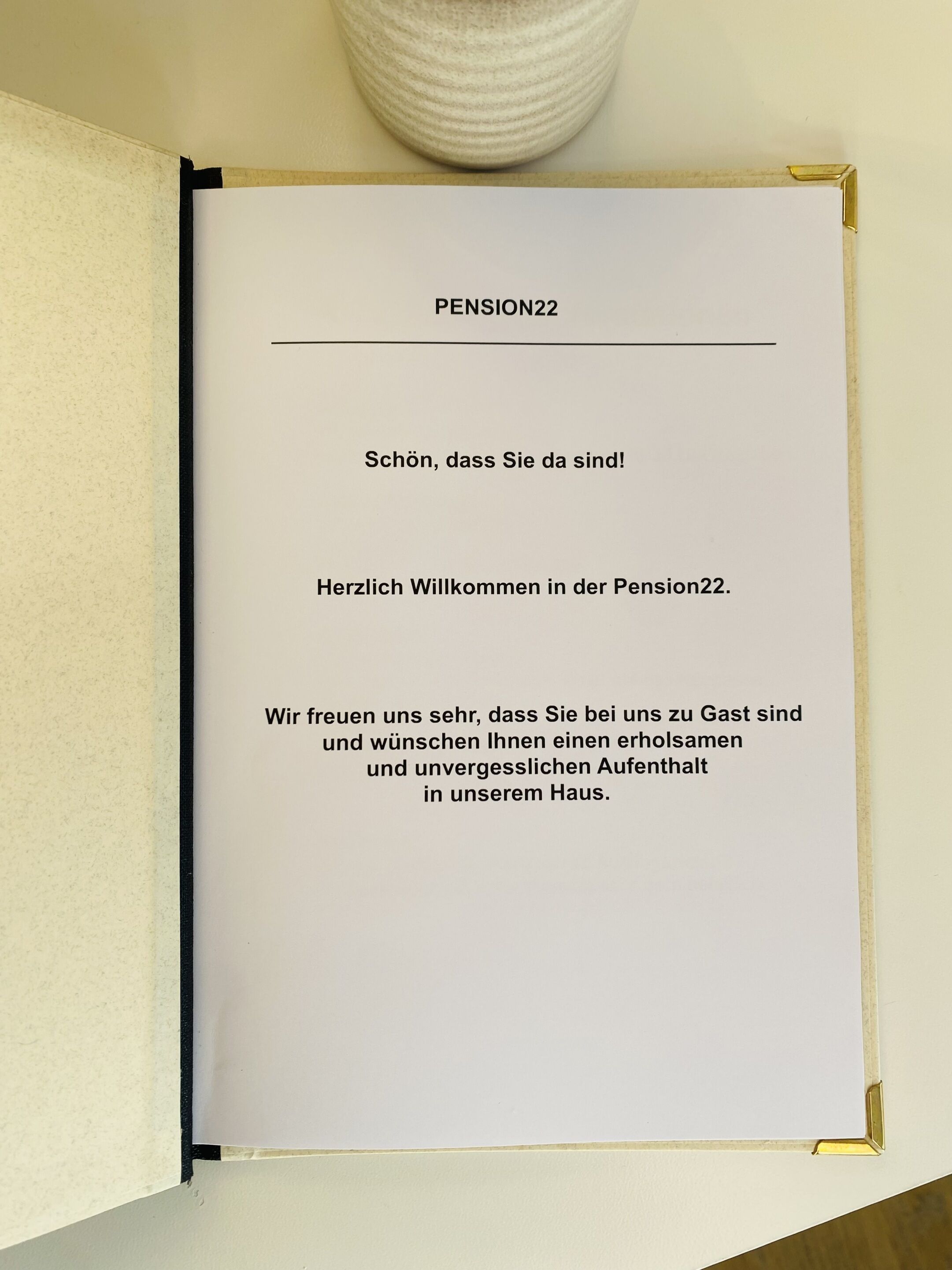 Welkomstpagina met de titel 'PENSION22' en een gastvrije boodschap.