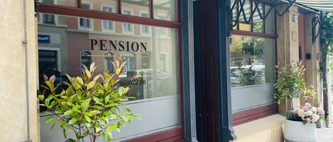 Un edificio con un cartel que dice "PENSION 22".