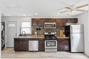 Een koelkast, een microgolfoven, een oven, een kookplaat