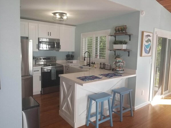 Réfrigérateur, four à micro-ondes, un four, surface de cuisson