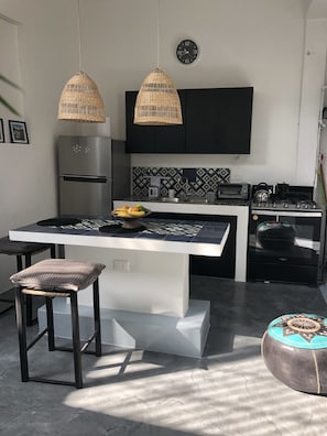 Kühlschrank, Ofen, Herdplatte, Wasserkocher mit Kaffee-/Teezubehör