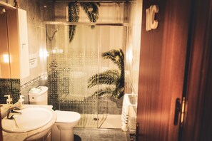 Shower, hair dryer, bidet, towels - Chalet Novo Santi petri Surf house (Chiclana de la Frontera)