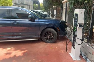 Un vehículo cargando en una estación.