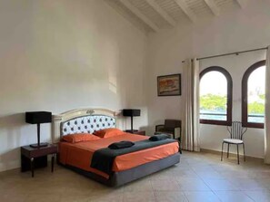 1 habitación, caja de seguridad en la habitación y escritorio