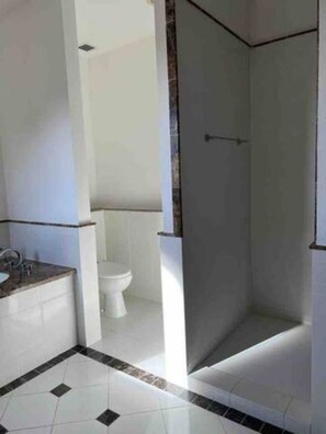 Bathtub, hair dryer, towels, soap - Lovely 1 bedroom condo - Pool, Gym, Tennis Courts (Sint Maarten)