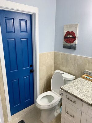 Combined shower/tub, hair dryer, towels, soap - Poolside Palms  (West Palm Beach)