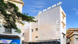Un hôtel doté d’une façade moderne, d’une enseigne bien visible et d’une entrée facilement identifiable.