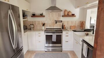 Frigorifero, microonde, forno, piano cottura