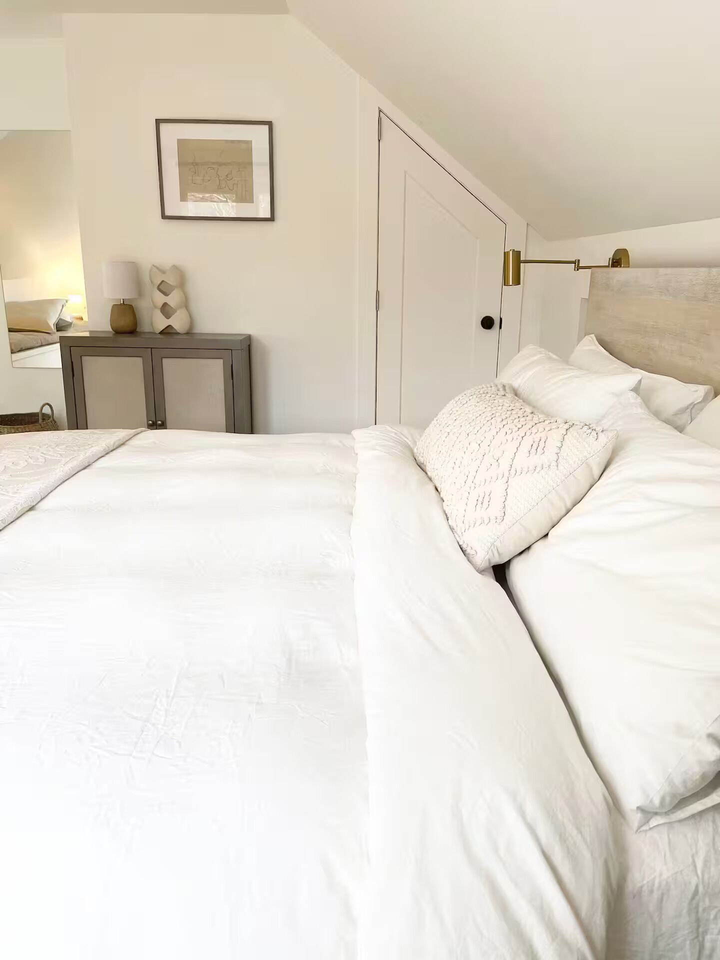 3 bedrooms, desk, iron/ironing board, travel cot