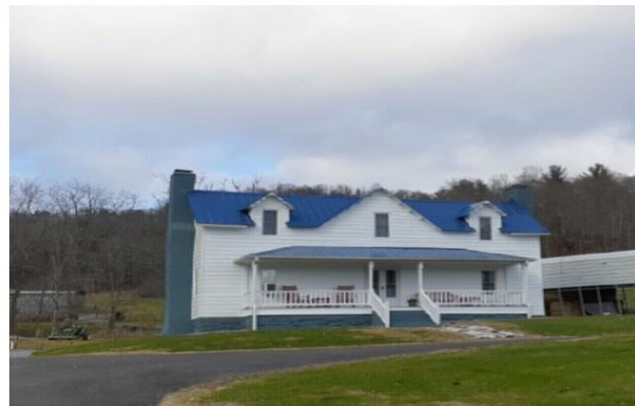Beautiful Historic Farm House ! Quiet and Private! Mountain Views !