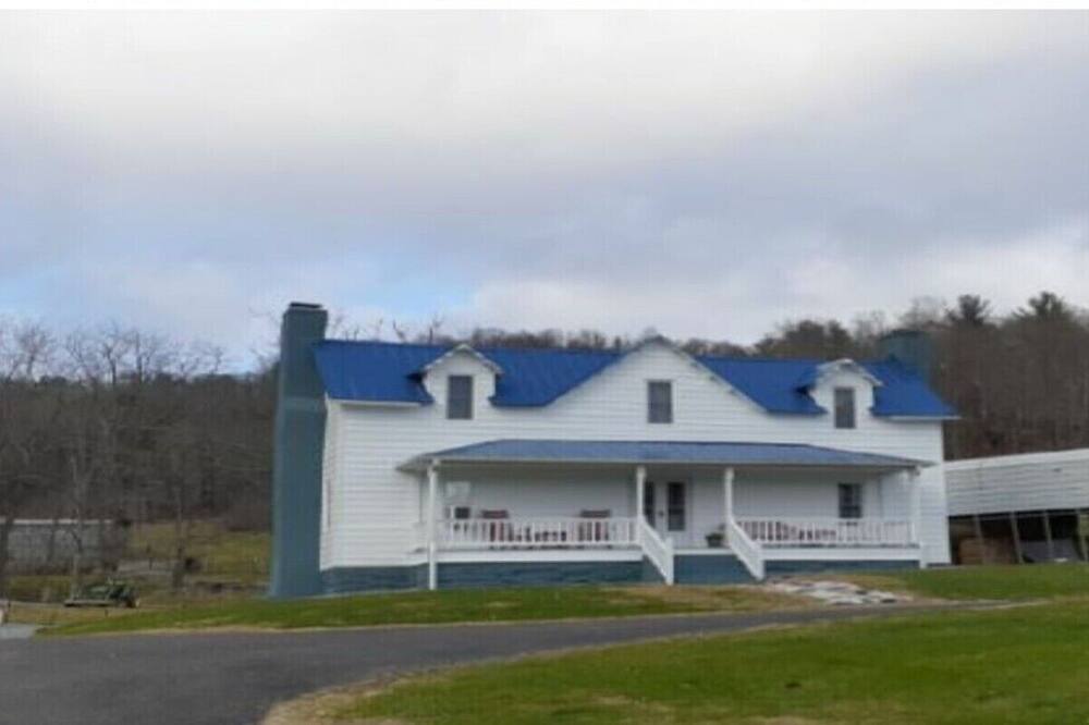 Beautiful Historic Farm House ! Quiet and Private! Mountain Views !