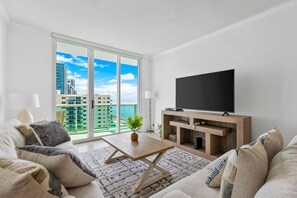 TV - Fantastic Ocean View Pent House on the Beach 1B/1B (Hollywood)