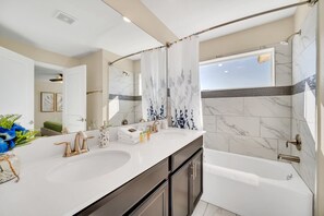 Villa (4 Bedrooms) | Bathroom | Bathtub