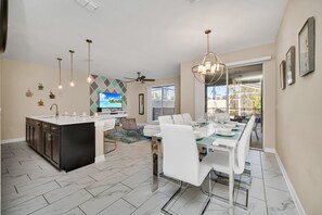 Dining - Comfy, Spacious, Newly Decorated With Lovely Pool Near Disney! (Davenport)